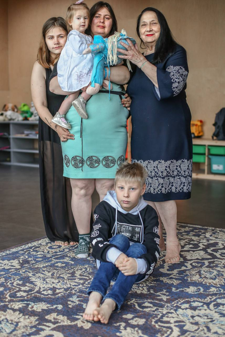Мама Таня, бабця Валентина, Аня, Антон та Вікторія